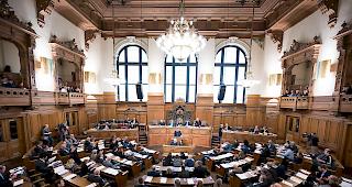 Abgeordnete verfolgen die Sitzung der Hamburgischen B&uuml;rgerschaft im Rathaus.
