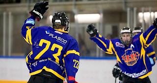 Flavio Schmid (Nr. 23) und Iwan Millius (A) bejubeln den Ausw&auml;rtssieg der Rarner gegen Prilly.