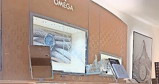 Aufgebrochene Verkaufsvitrinen. Beim Einbruch in die Omega-Boutique an der Zermatter Bahnhofstrasse im Oktober 2017 liess eine Diebesbande Uhren im Wert von rund 630&thinsp;000 Franken mitlaufen.Foto zvg