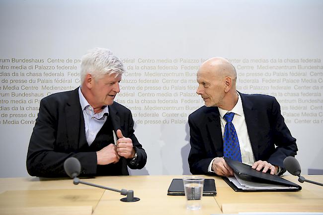 Hans-Peter Lenz, Chef Krisenmanagementzentrum EDA (rechts) und Daniel Koch, Leiter Abteilung übertragbare Krankheiten, BAG. (Archivbild)