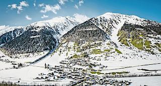 Sicherer. Dank dem Lawinendamm im Westen des Dorfes d&uuml;rfte eine k&uuml;nftige B&auml;chital-Lawine nicht mehr so grosses  Unheil anrichten.Foto mengis media/Alain Amherd