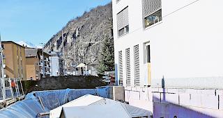 Ausgrabungen. Die Arbeiten in dieser Grube s&uuml;dlich des Seniorenzentrums starteten am Dienstag. Foto Mengis Media