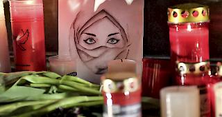 Am Mittwochabend hatte ein 43-j&auml;hriger Deutscher in Hanau neun Menschen mit ausl&auml;ndischen Wurzeln offenbar aus rassistischen Gr&uuml;nden get&ouml;tet, sp&auml;ter wurde er ebenso wie seine 72-j&auml;hrige Mutter tot in seiner Wohnung aufgefunden.