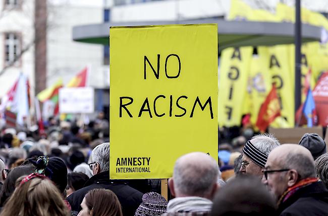 Zahlreiche Menschen sind am Samstag in Hanau gegen Hetze und Menschenverachtung auf die Straße gegangen.