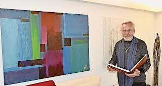 Viel gebracht. Karl Walden neben einem seiner Gem&auml;lde: &laquo;Kunst ist &ndash; wie meine Familie &ndash; ein ganz wichtiger Teil meines Lebens,  sie hat mir viel gebracht.&raquo; Foto mengis media