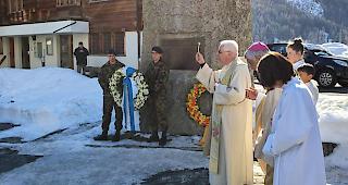 Pfarrer Anton Carlen segnet die Kr&auml;nze bei der Gedenkfeier am Montag in Reckingen. Vor 50 Jahren kamen bei einem Lawinenungl&uuml;ck 30 Personen ums Leben.