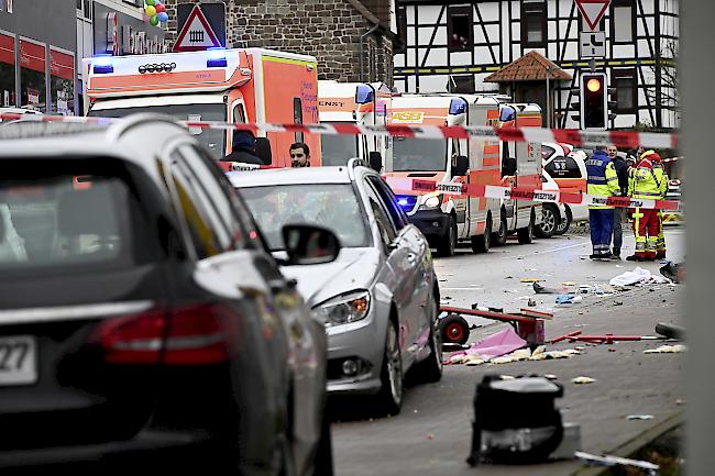 Der Tatort in Volkmarsen wurde am Dienstag wieder freigegeben. Die Strasse in der Innenstadt werde noch gereinigt und sei dann wieder für Fussgänger und Autofahrer nutzbar, sagte ein Polizeisprecher vor Ort.