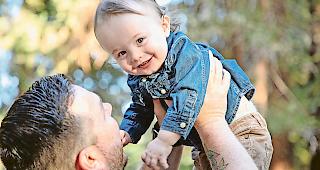 Der Vaterschaftsurlaub soll die Beziehung zwischen Vater und Kind verbessern. Gestritten wird &uuml;ber Kosten und Nutzen.