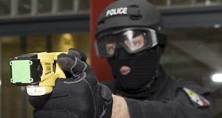 Ein Genfer Polizist mit dem Taser X26 (Archiv)