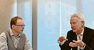 Mit vereinten Kr&auml;ften. Pfarrer Daniel Noti (links) und Gemeindepr&auml;sident  Martin L&ouml;tscher: Gemeinsam die Grosseltern hochleben lassen.Foto mengis media