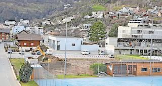 K&uuml;nftige Spielwiese. Noch steht der Tartanplatz bei der Turnhalle West (Glasgeb&auml;ude hinten, Anm. d. Red.). Schon bald kommt  die Anlage aber s&uuml;dlich des Schwimmbads zu stehen.Foto mengis media