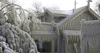 Entlang des Eriesees in den USA stecken gleich mehrere H&auml;user unter einer ungew&ouml;hnlich dicken Eisschicht fest.