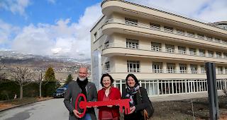 Olivier Salamin, Vizepr&auml;sident von ProjetSant&eacute; &uuml;bergibt den Schl&uuml;ssel zum neuen Alters- und Pflegeheim an Laetitia Massy, Pr&auml;sidentin SMZ Region Siders (rechts). Staatsr&auml;tin Esther Waeber-Kalbermatten w&uuml;nscht sich mehr solcher Projekte im Kanton. 