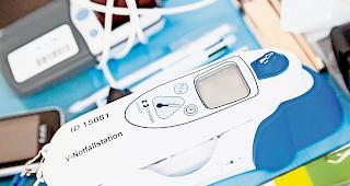 Griffbereit. Fiebermessger&auml;t im provisorischen Notfallzelt.