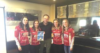 Panathlon-Club Pr&auml;sident Marco Decurtins mit den Curlerinnen des Teams Stern: C&eacute;line Koller, Lisa Gisler, Skip Elena Stern und Briar H&uuml;rlimann.