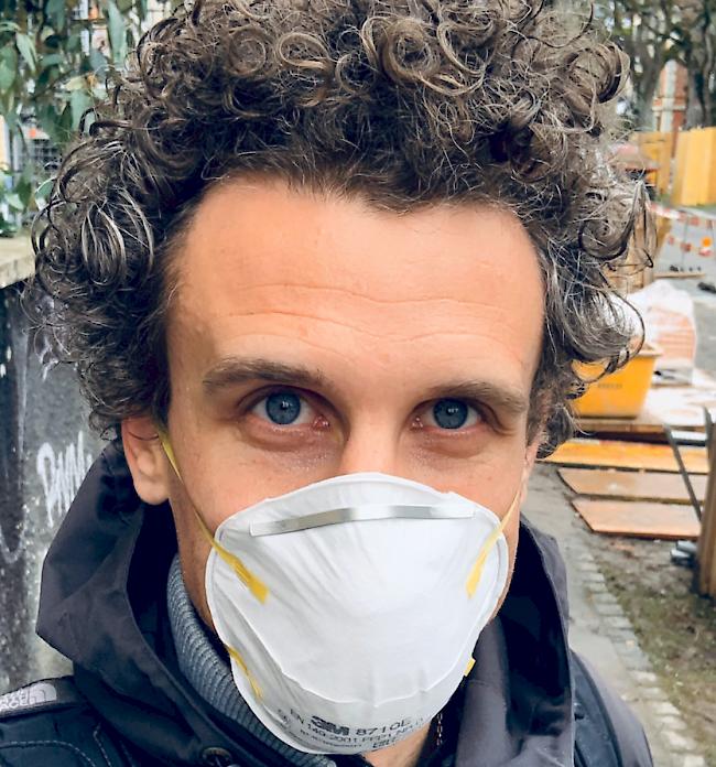 Zauberer Lionel Dellberg zaubert mithilfe von Instagram Masken her.