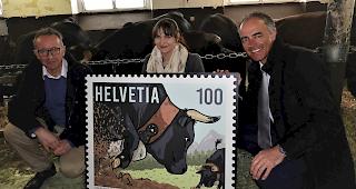 Sonderbriefmarke zum 100-Jahr-Jubil&auml;um Schweizerischer Eringerviehzuchtverband: Dominik Pfammatter, Barbara Seiler und Staatsrat Christophe Darbellay (von links).