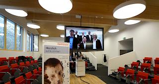 Man zeigt sich flexibel. Der Vorstand der Oberwalliser Raiffeisenbanken kurz vor der aus St. Niklaus ausgestrahlten Video-Konferenz.