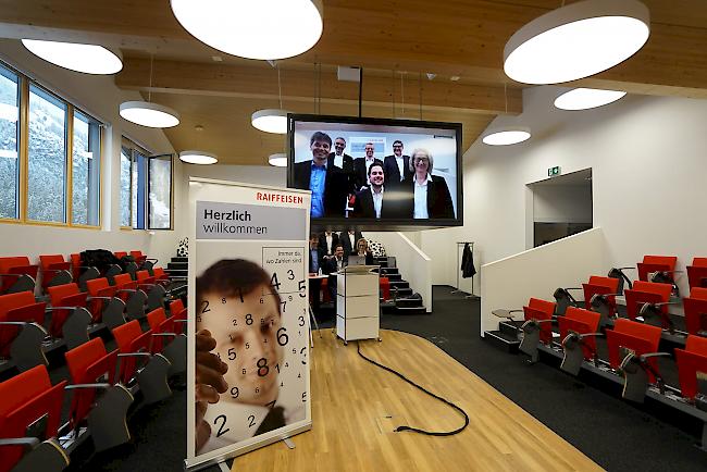 Man zeigt sich flexibel. Der Vorstand der Oberwalliser Raiffeisenbanken kurz vor der aus St. Niklaus ausgestrahlten Video-Konferenz.