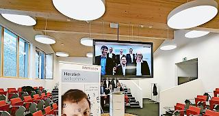 Man zeigt sich flexibel. Der Vorstand der Oberwalliser Raiffeisenbanken kurz vor der aus St. Niklaus ausgestrahlten Videokonferenz. 