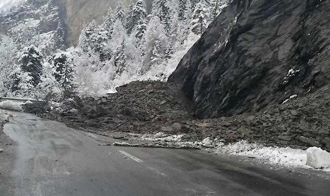 Infolge eines Erdrutsches am Freitagmorgen ist die Strasse Rumeling-Inden-Leukerbad gesperrt. Es besteht eine Umleitung via Albinen.

