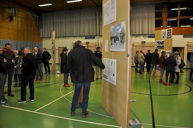 Interessiert betrachtet die Staldner Bevölkerung die eingereichten Projektskizzen.