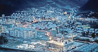 Abschaffung in Raten. Die umstrittene Steuer auf Produktionsanlagen (Lonza Visp) soll nun doch fallen, auf Gemeindeebene aber erst in zehn Jahren. Foto Mengis Media/Andrea Soltermann