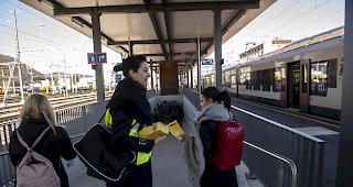 Mitarbeiter des Bundesamtes f&uuml;r Gesundheit (BAG) verteilen am Bahnhof Chiasso Brosch&uuml;ren &uuml;ber die Pr&auml;ventionskampagne des BAG gegen die Ausbreitung des Coronavirus.