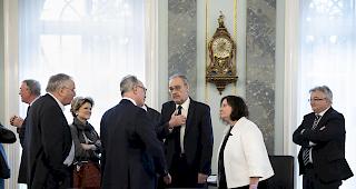 Bundesrat Guy Parmelin, Mitte, am 5. M&auml;rz w&auml;hrend eines Treffens mit Kantonsvertretern, Sozialpartnern und Wirtschaftsverb&auml;nden zum Austausch &uuml;ber die aktuelle Coronavirus-Situation.