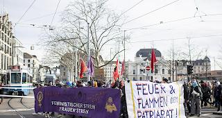 Demonstrantinnen blockierten am Frauentag das Z&uuml;rcher Bellevue f&uuml;r den Verkehr.