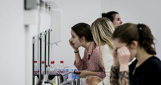 Wieder abschminken. Schauspielerinnen, hier vor dem Studententheater im letzten Jahr. 