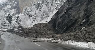 <b>Sperrung.</b> Nach Erdrutsch im Bereich Bildjichehr wurde die Strasse Rumeling-Inden gesperrt.
