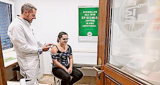 Apotheker Alain Guntern darf neu auch gegen FSME impfen.