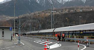 Der Autoverlad am Simplon zwischen Brig und Iselle verkehrt ab Samstag nur mehr im 90-Minuten-Takt.