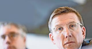 Neue N&uuml;chternheit. Otmar Hofer, im Hintergrund Christian Consoni von Fenaco, bei der gestrigen Medienkonferenz.