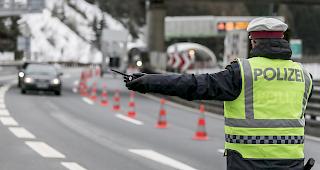 Ein Polizeibeamter leitet am 10. M&auml;rz am Brenner-Grenz&uuml;bergang zwischen &Ouml;sterreich und Italien ein Auto zur Temperaturkontrolle des Passagiers um.