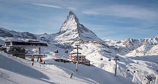 Die Massnahmen zur Eind&auml;mmung des Coronavirus treffen die Walliser Skigebiete hart. Sie m&uuml;ssen den Betrieb ab sofort einstellen.