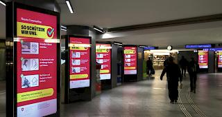 In der Schweiz sind am Tag nach der drastischen Versch&auml;rfung der Massnahmen gegen die Coronavirus-Epidemie die Zahlen der Toten und Infizierten weiter gestiegen. In mehreren St&auml;dten kam es zu Hamsterk&auml;ufen. Skigebiete k&uuml;ndigten nur widerwillig die Schliessung an. Auch Betr&uuml;ger versuchten bereits, die ausserordentliche Lage auszunutzen.