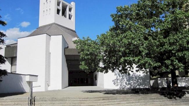 In den grösseren Pfarreien im Oberwallis finden die Eucharistiefeiern momentan ohne Kirchgänger statt. Brig und Visp zeigen die Messen auf den Sozialen Medien.