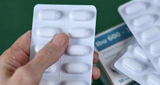 Das Bundesamt f&uuml;r Gesundheit (BAG) r&auml;t derzeit davon ab, Fieber mit ibuprofen-haltigen Medikamenten senken zu wollen. In Einzelf&auml;llen sei beobachtet worden, dass es dabei bei mit dem Covid-19-Virus infizierten Personen zu einem verschlimmerten Krankheitsverlauf kam.