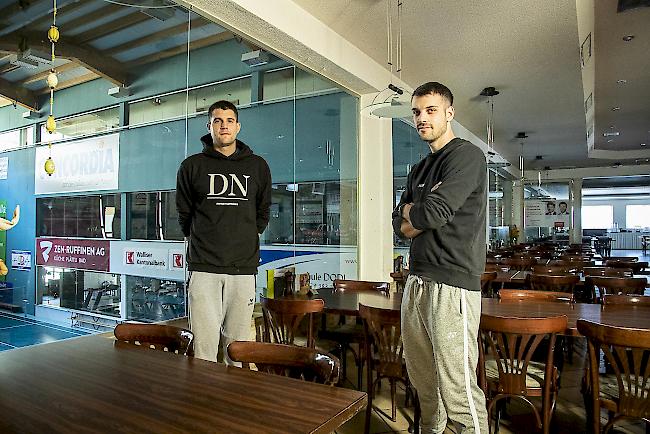 Gähnende Leere. Geschäftsführer Marco Fux (links) und sein Partner Yoann Freysinger im Restaurant des Sportcenters und Wellnesshotels Olympica.