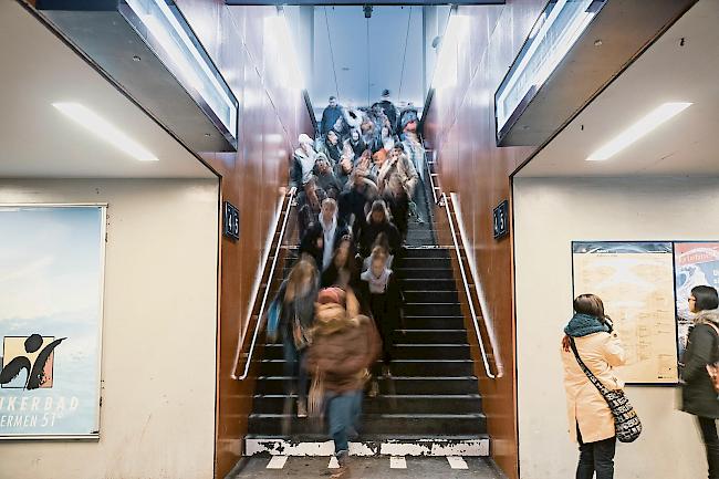 <b>ÖV reagiert.</b> Grosse Pendlerströme wie hier am Bahnhof Visp werden derzeit nicht mehr erwartet.