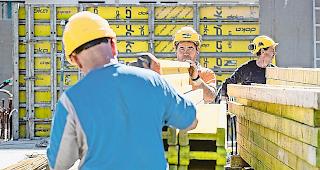 <b>Gr&uuml;nes Licht.</b> Der Betrieb auf den Walliser Baustellen l&auml;uft vorerst weiter.