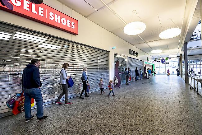 In der Migros in Glis betrug die Wartezeit teilweise über eine Stunde, bis man überhaupt ins Geschäft rein durfte.