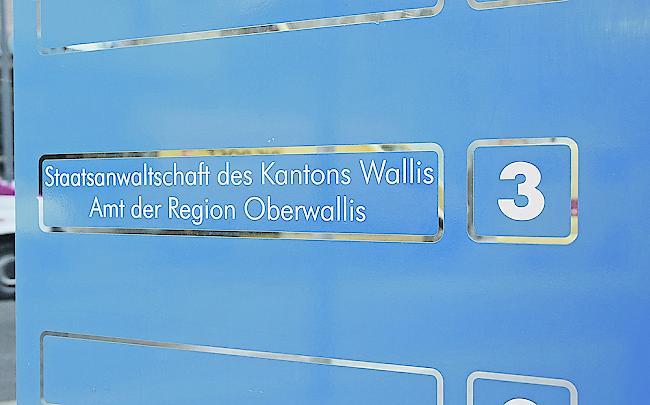 Wirt zu bedingter Geldstrafe von 60 Tagessätzen mit Bewährungsfrist von zwei Jahren und zu einer unbedingten Busse von 2000 Franken verurteilt.