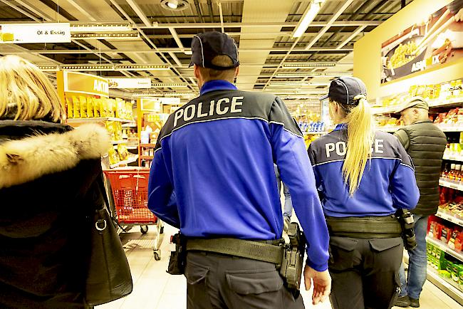 Ordnungsbussen drohen. Die Polizei will die verschärften Kontaktregeln konsequent kontrollieren.