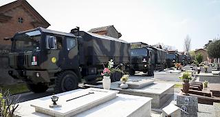 Die Bilder des langen Konvois von Milit&auml;rlastwagen ersch&uuml;tterten die Welt.