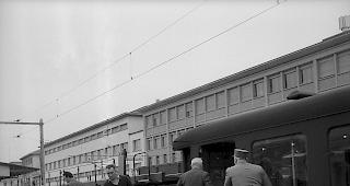 <b>Hilfsmaterial.</b> Verlad am Bahnhof Sitten in Richtung Zermatt.
