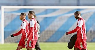 Der Abgang. Einige Sitten-Spieler im letzten Testspiel bei Lausanne Sport, doch sp&auml;testens  im Sommer wird die Mannschaft ein komplett neues Gesicht haben. Foto keystone