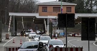 Der Bund schloss am 11. und 17. M&auml;rz insgesamt 14 kleinere Grenz&uuml;berg&auml;nge zwischen Italien und der Schweiz, um den Verkehr besser kontrollieren zu k&ouml;nnen. (Bild: Bizzarone/Novazzano)